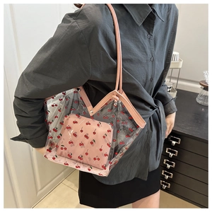 Dettaglio della borsa tote con stampa a ciliegia con interno rosa ed esterno in PVC trasparente
