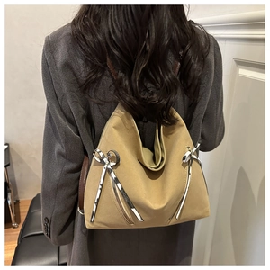 Sac hobo en toile kaki avec fermetures éclair et nœud sur un manteau en laine