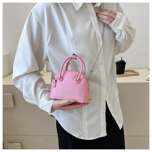 Dettaglio mini borsa a conchiglia rosa in pelle litchi con tracolla a sfere argento