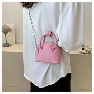 Mini borsa a conchiglia rosa con scritte fashion e tracolla a catena a sfere argento