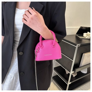 Mini borsa a conchiglia fucsia con trama litchi e tracolla a catena in metallo