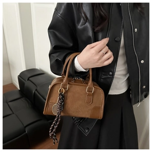 Borsa vintage marrone con ciondolo a racchetta dorata e dettaglio sciarpa di seta a righe