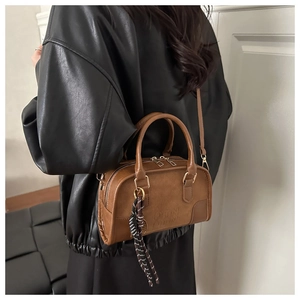 Borsa Boston marrone con goffratura di lettere, doppi manici e accessorio foulard a righe