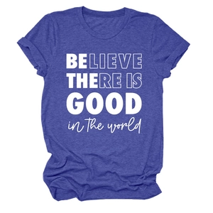 Détail du t-shirt bleu chiné avec inscription blanche Believe There Is Good imprimée