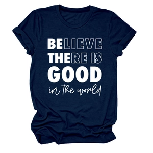 Détail du t-shirt bleu marine avec inscription Believe there is good imprimée