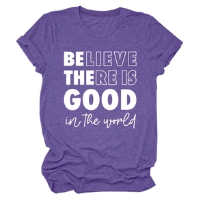 Détail du t-shirt à col rond en violet chiné avec un slogan imprimé en blanc