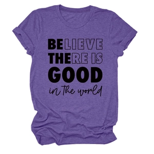 Gros plan d'un t-shirt violet chiné avec impression graphique believe there is good