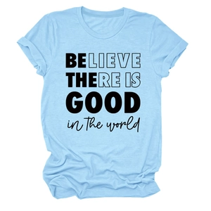 Gros plan du texte inspirant believe there is good sur le t-shirt en coton bleu clair