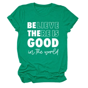 Détail d'un t-shirt en coton vert avec inscription 'Believe there is good' en blanc