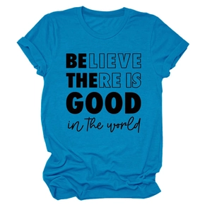 Détail du t-shirt bleu ciel avec impression de slogan Believe There Is Good en noir