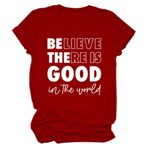 T-shirt rouge en coton avec texte 'Believe There Is Good' sur fond blanc pur