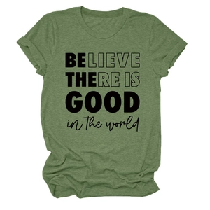 Vue détaillée du t-shirt vert col rond avec l'inscription inspirante Be The Good imprimée