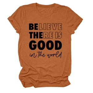Détail de l'imprimé Believe There Is Good sur un t-shirt en coton de couleur caramel
