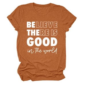 Détail du tissu t-shirt rouge rouille et texte blanc Believe There Is Good in the world