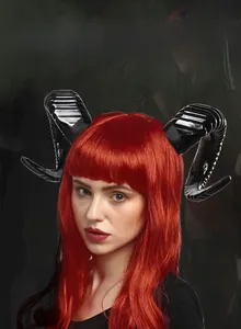 Détail d'un serre-tête cornes de diable noir brillant avec texture côtelée Halloween