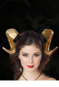 Détail d'un serre-tête cornes de diable dorées pour cosplay d'Halloween et fête déguisée