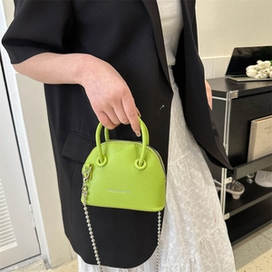 Mini borsa a conchiglia verde neon in pelle con catena argento e manico circolare