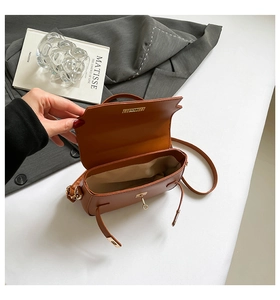 Vista dall'alto di una borsa vintage marrone con fodera beige e spazio interno