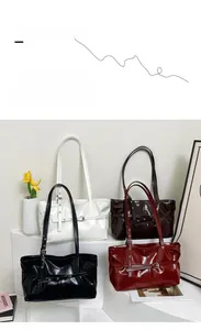 Détails des sacs à bandoulière en cuir brillant en blanc, noir, bordeaux et marron