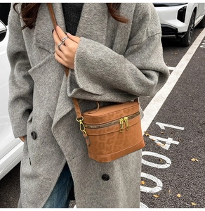 Streetstyle-Foto einer braunen Vintage-Schultertasche mit Leopardenmuster und Goldzipper