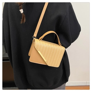 Detailansicht der Rückseite einer gewebten Lederhandtasche mit verstellbarem Schultergurt