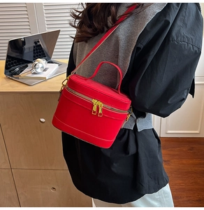 Mini rote Handtasche im Vintage-Koffer-Stil mit goldfarbenen Reißverschlüssen und Gurt