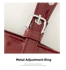 Detail van bordeauxrode laklederen band met een zilveren verstelbare metalen gesp