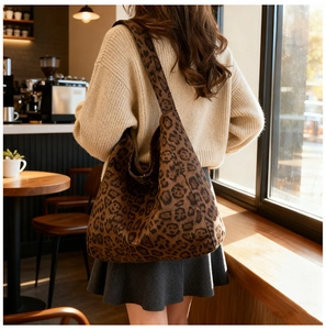 Chic leopard print tote bag in soft suede fabric, large capacity casual hobo shoulder bag