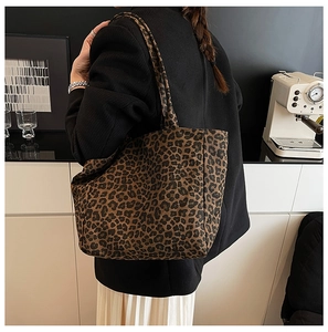 Vue détaillée du grand sac cabas à imprimé léopard porté à l'épaule par un mannequin