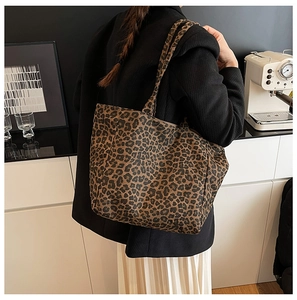 Sac fourre-tout à motif léopard moderne dans un décor minimaliste pour un style quotidien