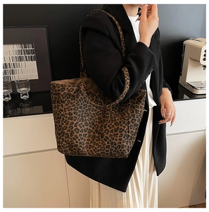Sac fourre-tout à motif léopard avec bandoulière large porté par un mannequin