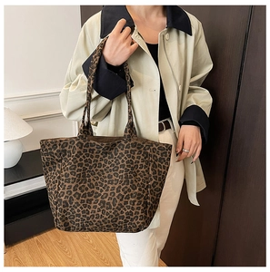 Détail du grand sac cabas en toile à motif léopard avec fines bandoulières pour femmes