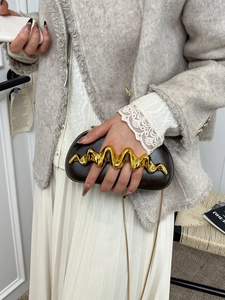 Elegante borsa a mano scura con manico dorato a onde e catena per abiti da sera