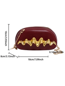 Borsa a mezzaluna rosso scuro con finiture in metallo dorato e tracolla a catena