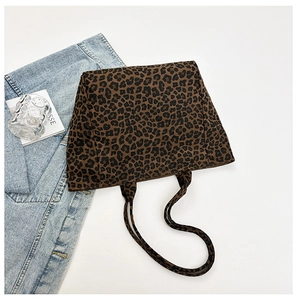 Détail du tissu du sac cabas léopard avec motif animalier marron et noir sur toile