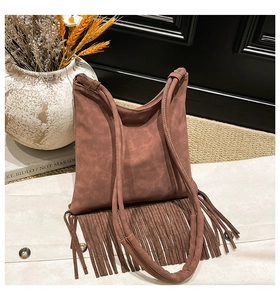 Sac à bandoulière bohème en daim avec de longues franges et une poignée rétro tissée