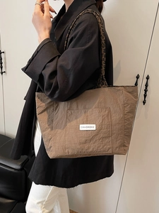 Sac fourre-tout marron texturé avec bandoulière léopard et logo carré chic