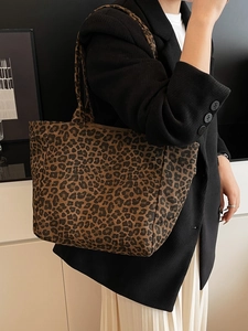 Grand sac cabas rétro à imprimé léopard avec deux poignées porté par un mannequin