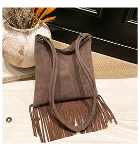 Vue détaillée du sac à bandoulière bohème en daim marron foncé avec de longues franges