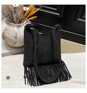 Vue détaillée du sac à main bohème noir avec texture mate et franges luxueuses