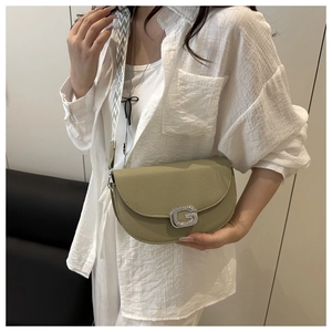 Detail of lychee pattern leather shoulder bag with rhinestone G buckle and woven strap