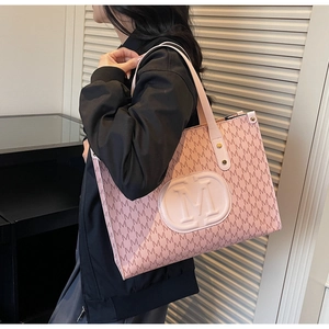 Detailansicht der rosa Tote Bag mit Monogramm-Muster und Logo-Relief auf PU-Leder