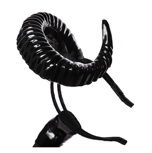 Détail de cornes de bélier noires avec texture en spirale pour costume d'Halloween
