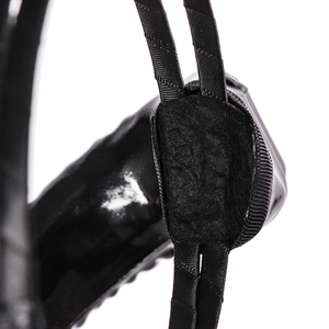 Détail de la mousse noire brillante et de la sangle en nylon du serre-tête cornes