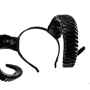 Gros plan d'un serre-tête cornes de diable noires avec détails texturés et fini brillant
