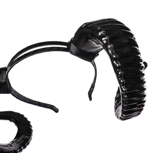 Détail de serre-tête cornes de bélier noires montrant les rainures et le bandeau en tissu