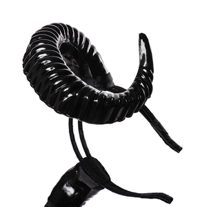 Vue détaillée du serre-tête cornes de bélier noires avec texture spirale pour Halloween