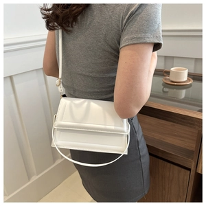 Detaillierte Rückansicht einer minimalistischen weißen Umhängetasche an einem Modell