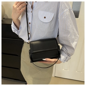 Borsa a tracolla nera minimalista con trama liscia ed eleganti dettagli di bordi trapuntati