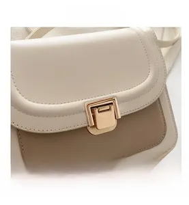 Vue détaillée du sac à bandoulière carré minimaliste avec boucle en métal doré